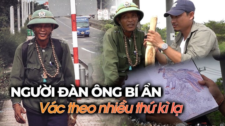 KỲ LẠ - Người đàn ông vác theo Cây Kiếm gỗ và nhiều thứ kì lạ trên người để đi bộ về nhà