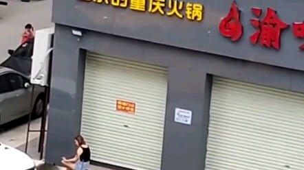 Para ibu di kompleks perumahan asyik berjoget di alun-alun, namun keluhan gadis muda tak digubris. I