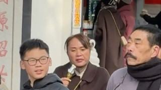 小孩哥看傻了……