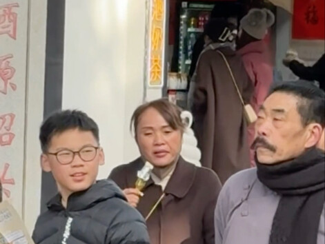 小孩哥看傻了……