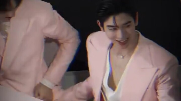 ThomasKong được mệnh danh là “địa ngục của fan cuồng” không phải tự nhiên mà có; tay đã thò vào rồi,