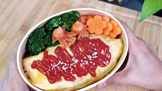ข้าวผัดห่อไข่ซอสมะเขือเทศ 弁当 🍅 🍱 Fried Rice in Tomato Sauce