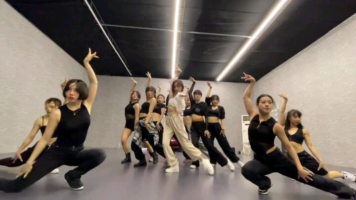 这个视角的练习室帅拉了！吴宣仪冷脸跳舞谁不爱～