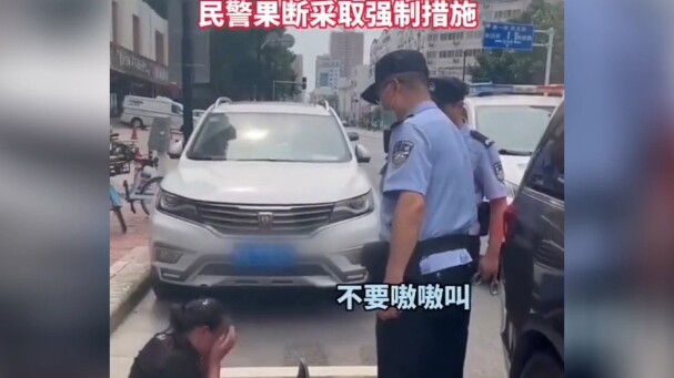 The old baby who was sprayed with perfume is happily squealing.