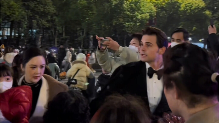 Tối đó xem bắn pháo hoa xong, đang định chụp cảnh người qua đường đông đúc trên đường về thì họ lại 