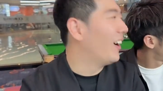 “咋你老婆没在里面啊”