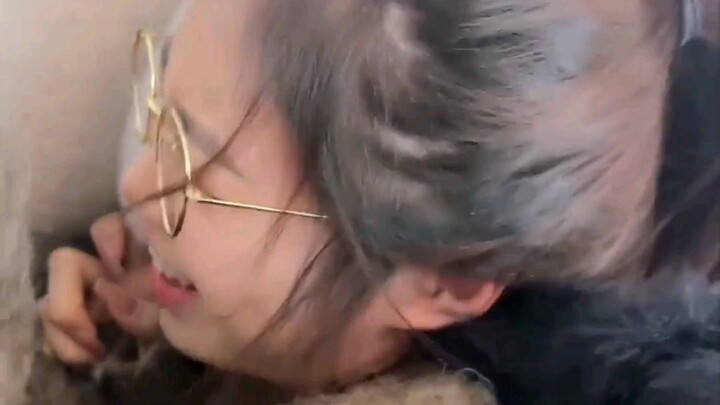 Xiao Su was pinned down by Lin Yi and choked.