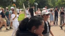 Dương Tử: Tôi đã tặng quà cho trẻ em ở Paris, Pháp và ký tên vào mũ bóng chày. Tôi ghen tị với hai đ