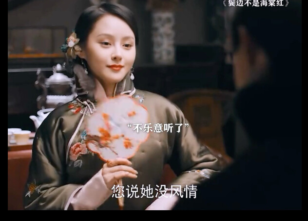 لا عجب أنها ممثلة مشهورة، فمجرد حركة واحدة منها تبعث على الجاذبية والرومانسية، وتجعلك تشعر برغبة لا 