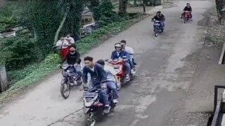 Pelajar Kebut Kebutan Di Jalan, Tapi Ada Kejadian Lucu...