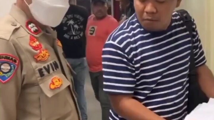 Kasus debt collector yang membentak anggota polisi.