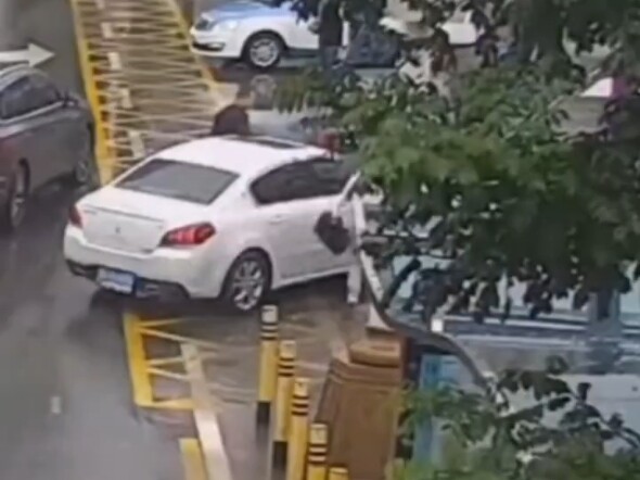 On a rainy day, pedestrians got soaked repeatedly by splashing car water—and finally reached their b