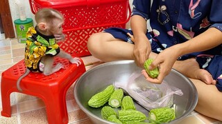 So Smart Baby Mano Sit On The Chair Watching Grandma Prepare Food For Family