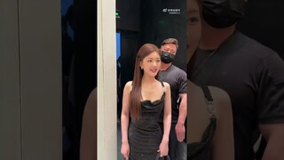 #zhaolusi Fancam Update 240412 | Lusi interacts with fans at Versace offline event