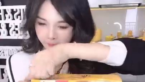 Làm Lại Món Kẹo Chảy Đơn Giản Nhưng Với Lớp Vỏ Bánh Hạt Mặn Mặn Ngọt Ngọt Tê Cái