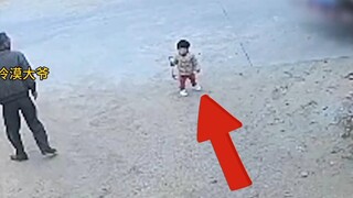 كان بإمكان الجد العزيز أن يمد يده وينقذ الطفل، لكن مشاهدة لقطات الكاميرا جعلت الناس غاضبين جدًا.