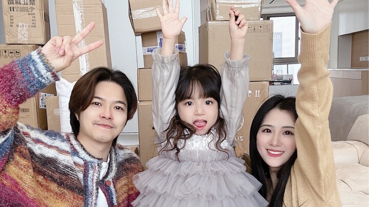 The whole family unboxes together! So lively!