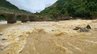 Cầu huyền thoại Chống Chơ đứng trước lũ lớn cơn bão số 3 - Dân bản đỡ khổ nhiều rồi