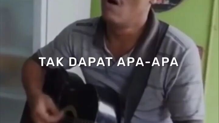 keren ga tuh... bapak ini bawakan lagu dari ST12 judul lagunyasaya lupa wkwkwk