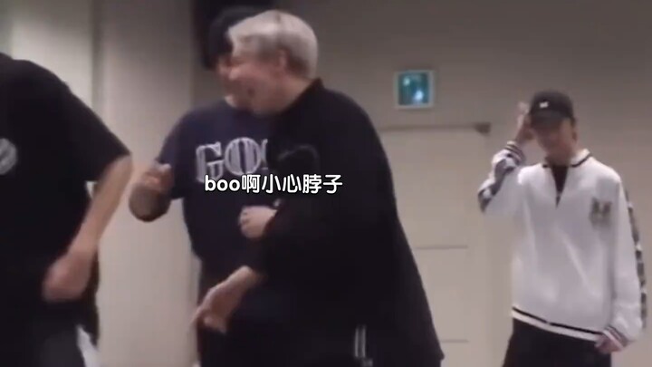 Studio latihan ini bikin aku kayak sedikit schizophrenia..