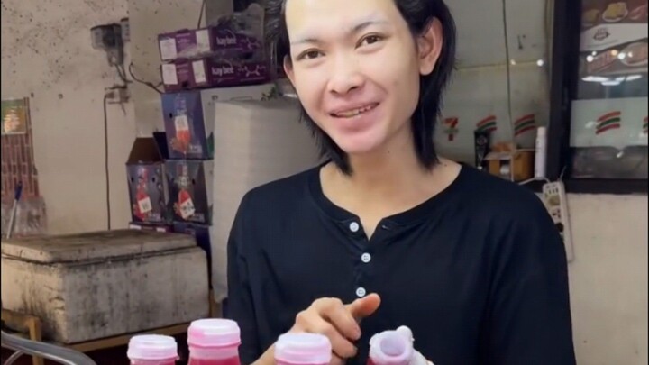 Ketemu jeni penjual minuman dr buah delima.. pasif banget lo bahasa indonesia nya..