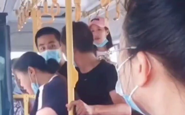 طالب كلية الشرطة يسيطر على اللص بيد واحدة: “أنا شرطي، هل تخشى أن أنسى؟” ولا يفلت القبضة رغم التهديدا