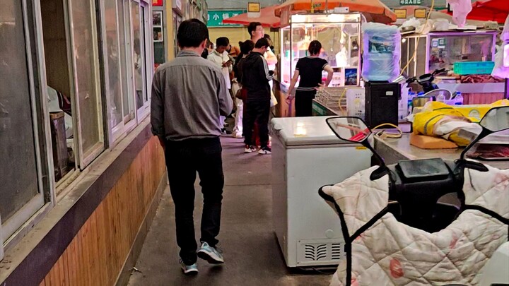 How does Risheng Roast Meat really taste? The uploader flew to Kunming to try it firsthand.