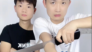 The brother behind has sharp eyes and can see through the scam directly?