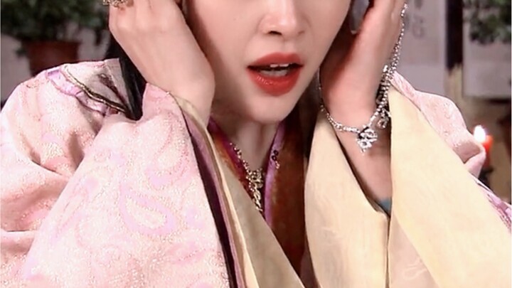 Rõ ràng là một tình tiết đáng xấu hổ đến chết người!! Vậy mà họ cứ nhờ diễn xuất mà biến thành hài k