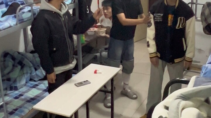 Ở ký túc xá này sao chịu nổi đây #Mối quan hệ bạn cùng phòng #Mâu thuẫn trong ký túc xá #Truyện cười