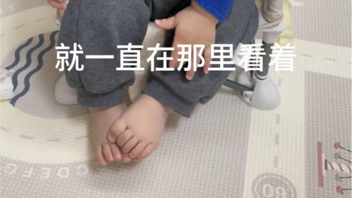 Bayi yang pemalu sejak kecil selalu canggung sampai kakinya menggaruk-garuk tanah!