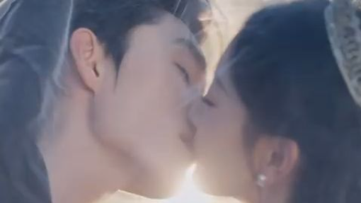 Menikah Demi Menyelamatkan Kakek, Terjebak di Kamar Salah, Malam Itu Bersama Musuh