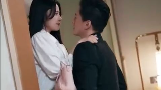 Tak sengaja tidur dengan paman pacar, CEO miliarder malah ketagihan padanya