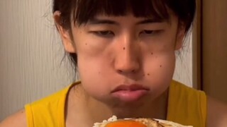 นางฟ้าข้าวญี่ปุ่นแบบนามธรรม ไข่ลวกทำให้ข้าวจานใหญ่