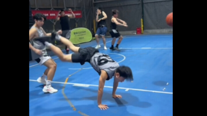 Hidden rules of baseball stadiums: whoever gets the field first has the final say