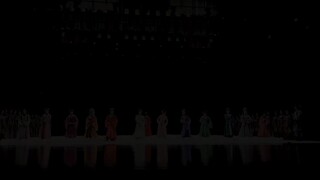 Lưng ghế cao là bia, chân không chạm đất là linh hồn, muôn hoa trắng phủ khắp nơi là âm dương cách b