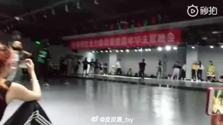 [Tô Tân Hạo] Màn nhảy sôi động của nhóm nhạc nữ trước khi lên lầu khiến tôi chảy máu mũi