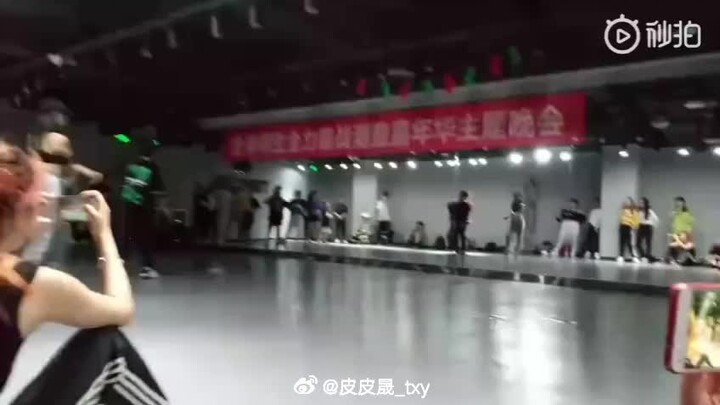 【苏新皓】上楼前高能女团舞，扭得我鼻血直流