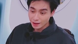 4) Pusing!! Hu Yitian, kalian sangat baik! Kalian berdua berpartisipasi dalam variety show cinta!!