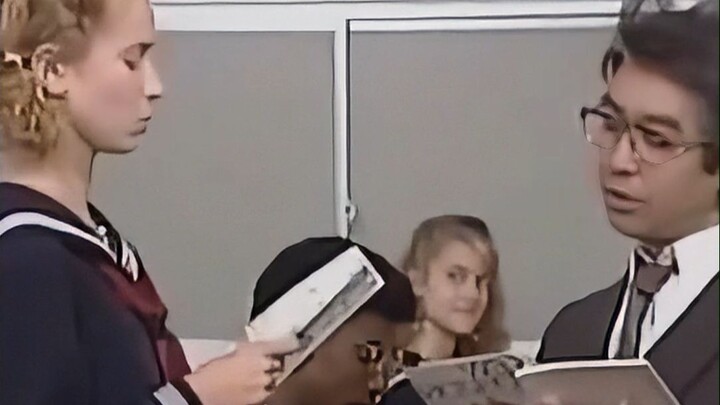 Japanese Teacher’s Hilarious English Class Has Foreign Students Bursting with Laughter!