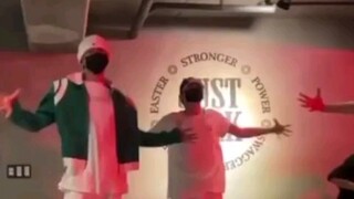 نسخة الرقص التي رقصتها peppermint مع شوان هاو (شوان هاو على اليسار وهان بين على اليمين)