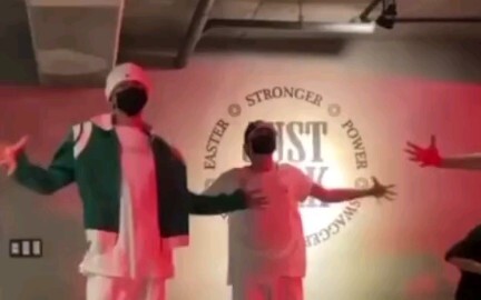 The version of peppermint danced with Xuan Hao (Xuan Hao on the left, Han Bin on the right)