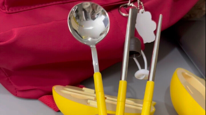 ไม่คิดเลยใช่ไหมว่าช้อนส้อมของฉันซ่อนอยู่ในกล้วย