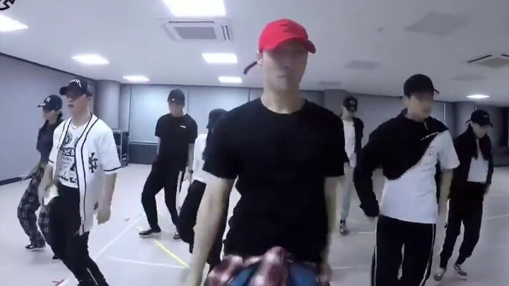 "Foreign Professional Dancer" said that [Zhang Yixing] is the best dancer he has ever seen. He is wo