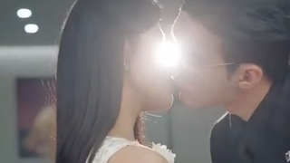 Bos mafia yang benci wanita jatuh cinta pada gadis 18 tahun yang pernah menyelamatkannya