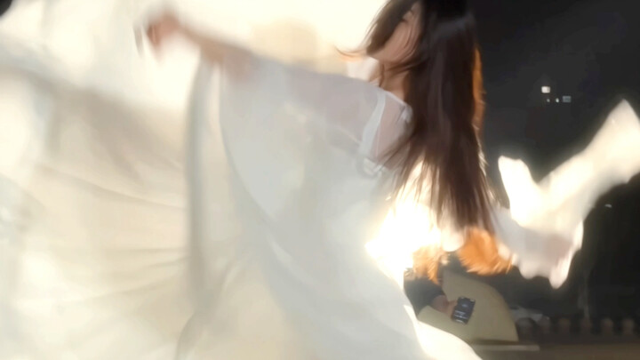 Cahaya menghiasi istana, malam ini tahun berapa?