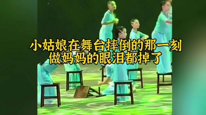 Khoảnh khắc cô bé ngã mạnh xuống sân khấu, mẹ cô bé đã khóc rất nhiều...