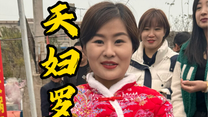 เทพธิดาเทมปุระแห่งตลาดนัดซานตง ผู้คิดค้นเมนูตะพาบน้ำชุบแป้งทอดและปลาซัฟเฟอร์เจอร์ทอด ทุกวันมีคนต่อคิ