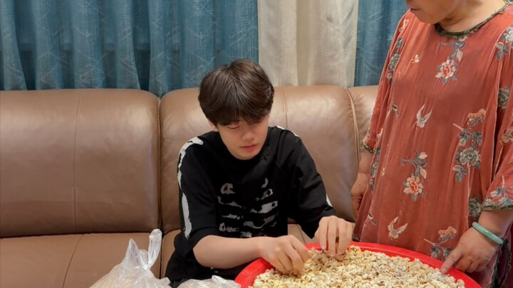 Bermain masak-masakan jadi kenyataan, di rumah saya buka kedai popcorn