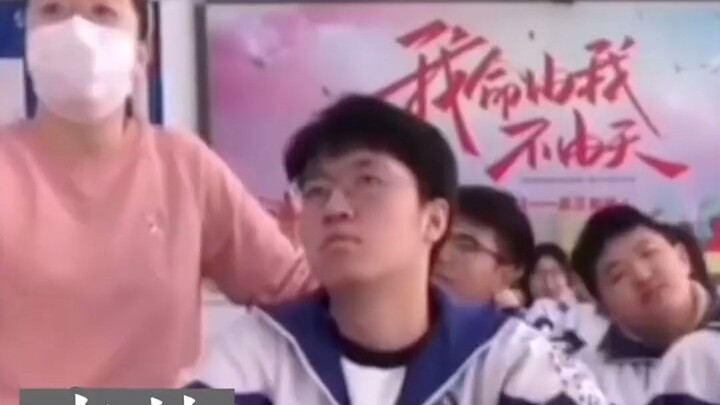 Học sinh buồn ngủ trên lớp, thầy giáo lại đứng cạnh giảng bài, cư dân mạng: “Làm học sinh buồn ngủ đ